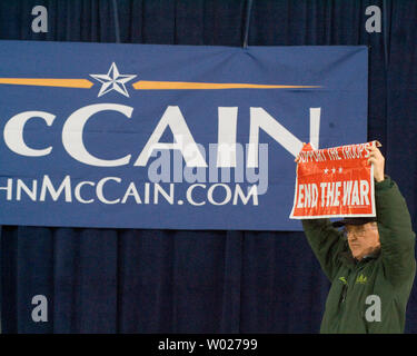 Marty B. O'Malley di Forest Hills, Pennsylvania detiene un segno in silenzio, seguenti candidato presidenziale repubblicano John McCain indirizzo per gli studenti e i sostenitori di Wiegand Palestra sul campus della Carnegie Mellon University di Pittsburgh il 15 aprile 2008. (UPI foto/Archie Falegname) Foto Stock