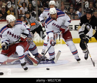 New York Rangers Michaal Rozsival (3) e Ryan Callahan (24) e i pinguini di Pittsburgh Ryan Malone (12) inseguire il puck nel primo periodo del 2008 Conferenza orientale Stanley Cup semifinali al Mellon Arena di Pittsburgh il 4 maggio 2008. (UPI foto/Stephen lordo) Foto Stock