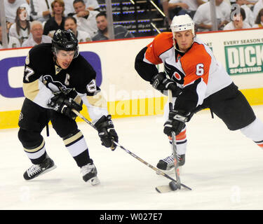 Pittsburgh Penguins Sidney Crosby (87) prende il puck lontano da Philadelphia Flyers Randy Jones (2) nel primo periodo dei pinguini 4-2 vincere nel gioco uno del terzo round del 2008 Conferenza orientale Stanley Cup Playoffs alla Mellon Arena di Pittsburgh il 9 maggio 2008. (UPI foto/Archie Falegname) Foto Stock