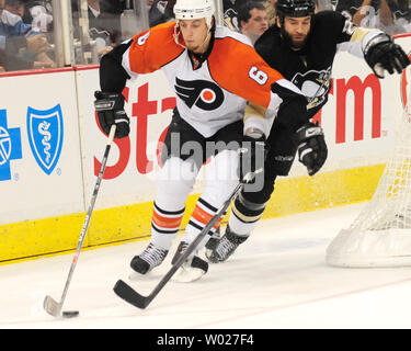 Philadelphia Flyer Randy Jones svolge il puck lontano da Pittsburgh Penguins Maxime Talbot nel terzo periodo dei pinguini 6-0 conquistare il Philadelphia Flyers nel 2008 Conferenza orientale Stanley Cup Playoffs alla Mellon Arena di Pittsburgh il 18 maggio 2008. I pinguini ha vinto la serie di quattro giochi a uno e si sposta per le finali della Coppa di Stanley. (UPI foto/Archie Falegname) Foto Stock