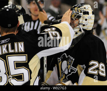 Pittsburgh Penguins terza stringa goalie Ty Conklin sfrega contro la maschera di Pinguini goalie Marc-andré Fleury dopo i pinguini di Pittsburgh ha registrato una vittoria 3-2 sopra le ali rosse di Detroit nel terzo gioco del 2008 finali della Coppa di Stanley alla Mellon Arena di Pittsburgh il 28 maggio 2008. (UPI foto/Archie Falegname) Foto Stock