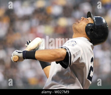 New York Yankees Jose Molina reagisce a battenti fuori nella sesta inning dei pirati 12-5 vincere contro i New York Yankees al PNC Park di Pittsburgh il 24 giugno 2008. Questa è la prima riunione per i pirati e Yankees in Pittsburgh poiché la World Series del 1960. (UPI foto/Archie Falegname) Foto Stock