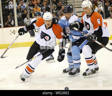 Philadelphia Flyers defenceman Andrew Alberts (4) e Randy Jones (6) blocca i pinguini di Pittsburgh ala destra Bill Guerin modo dal puck nel primo periodo lat Mellon Arena di Pittsburgh il 22 marzo 2009. (UPI foto/Archie Falegname) Foto Stock
