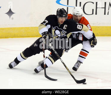 Philadelphia Flyers Randy Jones (6) combatte per il puck contro Pittsburgh Penguins Sidney Crosby (87) durante il primo periodo del quarto gioco del 2009 Conferenza orientale Quaterfinals alla Mellon Arena di Pittsburgh il 23 aprile 2009. .(UPI foto/Stephen lordo) Foto Stock