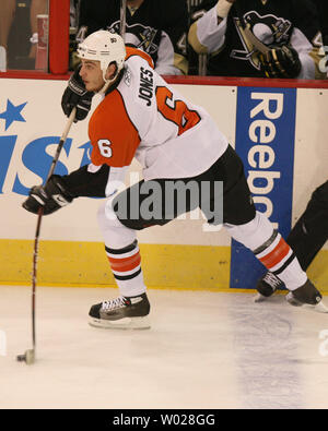 Philadelphia Flyers Randy Jones (6) spara il puck contro i pinguini di Pittsburgh durante il primo periodo del quarto gioco del 2009 Conferenza orientale Quaterfinals alla Mellon Arena di Pittsburgh il 23 aprile 2009. .(UPI foto/Stephen lordo) Foto Stock