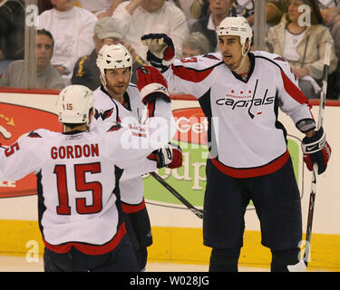 Washington capitelli Boyd Gordon (15), Matt Bradley (R) festeggia con il team mate Milan Jurcina (C) dopo il punteggio contro i pinguini di Pittsburgh durante il terzo periodo del quarto gioco del 2009 Eastern Conference semifinali al Mellon Arena di Pittsburgh il 8 maggio 2009. (UPI foto/Stephen lordo) Foto Stock