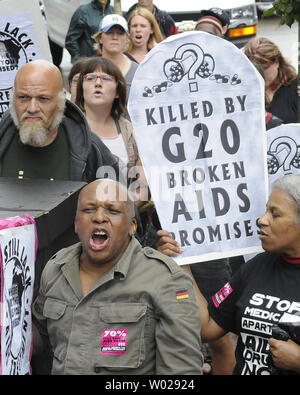 Più di 100 HIV/AIDS attivisti e manifestanti da New York, Philadelphia e Pittsburgh marche intorno al David H. Lawrence Convention Center il sito del G20 Conferenza a Pittsburgh, Pensilvania il 22 settembre 2009. I manifestanti hanno tenuto un finto corteo funebre funerale, che simboleggiano i decessi hanno detto gli organizzatori saranno causati se più i finanziamenti non è stato trovato per la lotta contro HIV e AIDS in tutto il mondo. UPI /Archie Carpenter Foto Stock