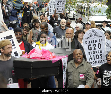 Più di 100 HIV/AIDS attivisti e manifestanti da New York, Philadelphia e Pittsburgh marche intorno al David H. Lawrence Convention Center il sito del G20 Conferenza a Pittsburgh, Pensilvania il 22 settembre 2009. I manifestanti hanno tenuto un finto corteo funebre funerale, che simboleggiano i decessi hanno detto gli organizzatori saranno causati se più i finanziamenti non è stato trovato per la lotta contro HIV e AIDS in tutto il mondo. UPI /Archie Carpenter Foto Stock