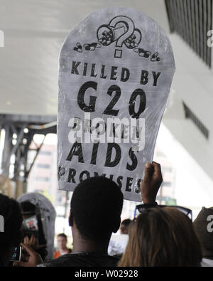 Più di 100 HIV/AIDS attivisti e manifestanti da New York, Philadelphia e Pittsburgh marche intorno al David H. Lawrence Convention Center il sito del G20 Conferenza a Pittsburgh, Pensilvania il 22 settembre 2009. I manifestanti hanno tenuto un finto corteo funebre funerale, che simboleggiano i decessi hanno detto gli organizzatori saranno causati se più i finanziamenti non è stato trovato per la lotta contro HIV e AIDS in tutto il mondo. UPI /Archie Carpenter Foto Stock