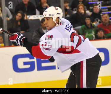 Senatori di Ottawa centro Chris Kelly punteggi tardi nel terzo periodo dei pinguini di Pittsburgh 8-2 conquistare i senatori a Mellon Arena di Pittsburgh il 23 dicembre 2009. UPI/Archie Carpenter Foto Stock