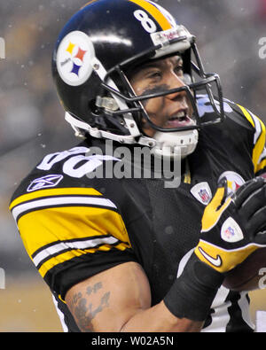 Pittsburgh Steelers Hines Ward tira in un cantiere 15 passano nel secondo trimestre contro il New York getti all'Heinz Field di Pittsburgh, in Pennsylvania, il 19 dicembre 2010. UPI/Archie Carpenter Foto Stock