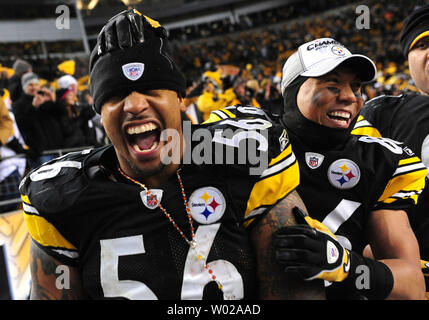 Pittsburgh Steelers' linebacker LaMarr Woodley (56) festeggia con il suo compagno di squadra wide receiver Hines Ward dopo lo Steelers ha sconfitto il New York getti 24-19 vincendo il campionato AFC a Heinz Field di Pittsburgh, in Pennsylvania, il 23 gennaio 2011. Lo Steelers affronteranno i Green Bay Packers nel Super Bowl XLV. UPI/Kevin Dietsch Foto Stock