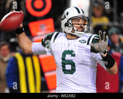 New York getti" quarterback Mark Sanchez sembra passare contro Pittsburgh Steelers durante il campionato AFC a Heinz Field di Pittsburgh, in Pennsylvania, il 23 gennaio 2011. Lo Steelers ha sconfitto i getti 24-19 e sarà rivolto verso il Green Bay Packers nel Super Bowl XLV. UPI/Kevin Dietsch Foto Stock