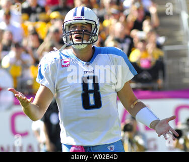 Tennessee Titans quarterback Matt Hasselbeck gesti ai margini prima di chiamare un timeout nel primo trimestre il Pittsburgh Steelers 38-17 vincere a Heinz Field di Pittsburgh, in Pennsylvania il 9 ottobre 2011. UPI/Archie Carpenter Foto Stock