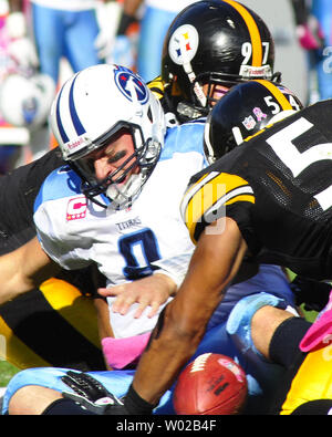 Pittsburgh Steelers Chris Carter e Lawrence Timmons provoca Tennessee Titans Quarterback Matt Hasselbeck a fumble nel quarto trimestre del Steelers 38-17 vincere a Heinz Field di Pittsburgh, in Pennsylvania il 9 ottobre 2011. UPI/Archie Carpenter Foto Stock