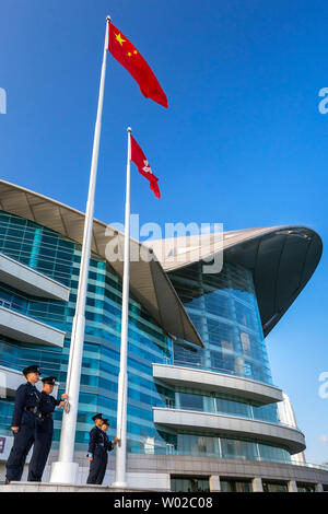 Polizia a bandiera sollevamento cerimonia, Piazza Golden Bauhinia, Hong Kong SAR, Cina Foto Stock