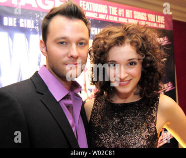 Membri del cast Matthew Hydzik, e Emily Padgett da 'Flashdance il Musical ' rappresentare per le foto seguendo la conferenza stampa a Heinz Hall di Pittsburgh il 9 novembre 2012 annunciando che i biglietti sono ora in vendita per la mostra World Premiere sul primo di gennaio. UPI/Archie Carpenter Foto Stock