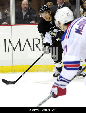 Pittsburgh Penguins ala destra Jarome Iginla (12) prende un colpo sul traguardo come New York Rangers defenceman Ryan McDonagh (27) protegge la parte anteriore dell'obiettivo durante il secondo periodo alla CONSOL Energy Center a Pittsburgh il 5 aprile 2013. UPI/Archie Carpenter Foto Stock