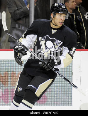 Pittsburgh Penguins ala destra Jarome Iginla (12) punteggi alla fine del primo tempo contro i Montreal Canadiens al CONSOL Energy Center a Pittsburgh il 17 aprile 2013. L'obiettivo ha dato i pinguini di Pittsburgh Jarome Iginla il suo 1100 Punto di NHL e impostare i pinguini avanti 3-0 nel gioco. (12)] UPI/Archie Carpenter Foto Stock