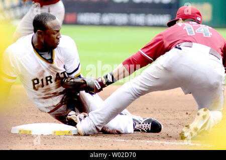 Arizona Diamondbacks terzo baseman Martin Prado (14) tag out Pittsburgh Pirates Starling Marte cercando di rubare la terza base nell'ottavo inning contro i pirati al PNC Park di Pittsburgh, il 18 agosto 2013. L'Arizona Diamondbacks ha vinto l'extra inning di gioco 4-2. UPI/Archie Carpenter Foto Stock