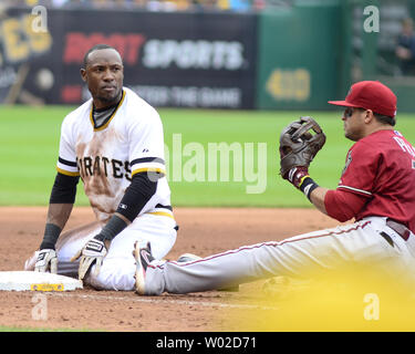 Pittsburgh Pirates sinistra fielder Starling Marte (6) reagisce a essere fuori in terza base dopo l'Arizona Diamondbacks terzo baseman Martin Prado (14) applicato il tag nel ottavo inning contro i pirati di Pittsburgh al PNC Park di Pittsburgh, il 18 agosto 2013. Il Diamondbacks ha vinto la 16 inning di gioco 4-2. UPI/Archie Carpenter Foto Stock