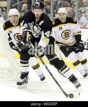 Pittsburgh Penguins defenceman Brooks Orpik (44) cancella il puck lontano da Boston Bruins ala destra Jarome Iginla (12) e Bruins center Gregory Campbell (11) nell'scoreless primo periodo alla CONSOL Energy Center a Pittsburgh il 30 ottobre 2013. UPI/Archie Carpenter Foto Stock