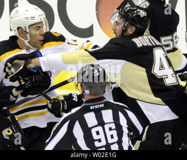 Boston Bruins ala destra Jarome Iginla (12) e i pinguini di Pittsburgh defenceman Robert Bortuzzo (41) Scambio alcuni punzoni rapido prima di Davide per guardafili Brisebois (96) passi in per dividere i giocatori nel secondo periodo alla CONSOL Energy Center a Pittsburgh il 30 ottobre 2013. UPI/Archie Carpenter Foto Stock