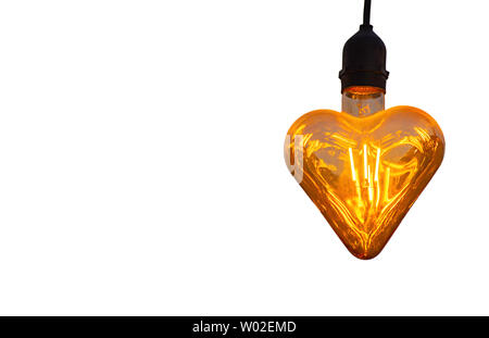 Le lampadine di colore arancione a forma di cuore su uno sfondo bianco con percorso di clipping. Foto Stock