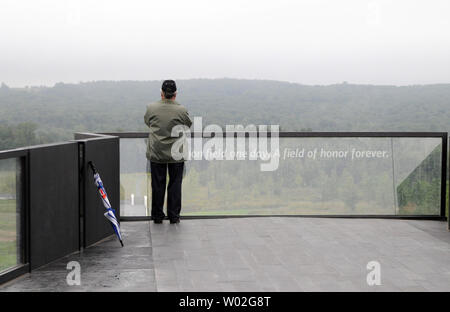 Un visitatore di stand di vedetta al volo 93 National Memorial Visitor Center e punti di vista il Muro dei Nomi e il sito del crash di volo 93 prima di avviare il nuovo centro visitatori dedizione vicino a Shanksville, Pensilvania il 10 settembre 2015. La parete di vetro legge ' un campo comune un giorno. Un campo di onore per sempre.' UPI/Archie Carpenter Foto Stock