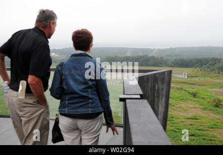 Visitatori stand di vedetta al volo 93 National Memorial Visitor Center e punti di vista il Muro dei Nomi e il sito del crash di volo 93 prima di avviare il nuovo centro visitatori dedizione vicino a Shanksville, Pensilvania il 10 settembre 2015. La parete di vetro legge ' un campo comune un giorno. Un campo di onore per sempre.' UPI/Archie Carpenter Foto Stock