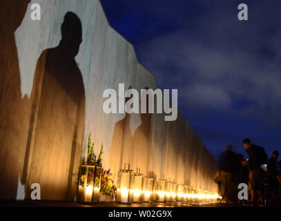 Le luci da fotocamera gettano ombre sul muro di nomi' al volo 93 National Memorial alla vigilia del XIV anniversario degli attacchi terroristici in America vicino a Shanksville, Pensilvania il 10 settembre 2015. UPI/Archie Carpenter Foto Stock