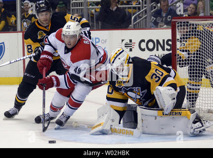 Carolina Hurricanes centro Victor Rask (49) pattini passano i pinguini di Pittsburgh goalie Matt Murray (30) durante il terzo periodo del 4-2 pinguini vincere al CONSOL Energy Center a Pittsburgh il 17 marzo 2016. Foto di Archie Carpenter/UPI Foto Stock