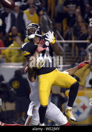 Pittsburgh Steelers wide receiver Antonio marrone (84) tira in un cantiere 38 passano per un touchdown con Kansas City Chiefs cornerback Steven Nelson (20) nella copertura a Heinz Field di Pittsburgh il 2 ottobre 2016. Foto di Archie Carpenter/UPI Foto Stock