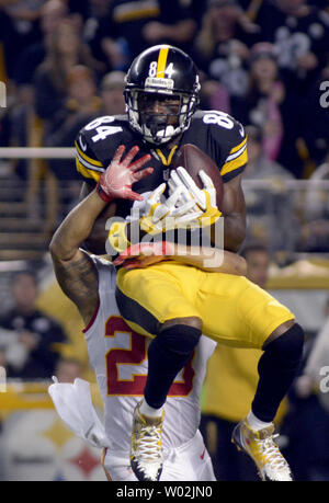 Pittsburgh Steelers wide receiver Antonio marrone (84) tira in un cantiere 38 passano per un touchdown con Kansas City Chiefs cornerback Steven Nelson (20) nella copertura a Heinz Field di Pittsburgh il 2 ottobre 2016. Foto di Archie Carpenter/UPI Foto Stock