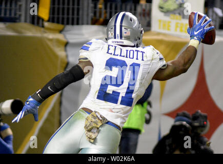 Dallas Cowboys running back Ezechiele Elliott (21) festeggia il suo 32 yard gioco vincente run touchdown nel quarto trimestre del cowboy 35-30 vincere contro Pittsburgh Steelers a Heinz Field di Pittsburgh il 13 novembre 2016. Foto di Archie Carpenter/UPI Foto Stock