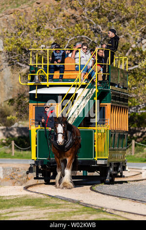 L'iconico cavallo carrello tra Victor Harbor e granite island utilizzando la Causeway in Sud Australia il 26 giugno 2019 Foto Stock