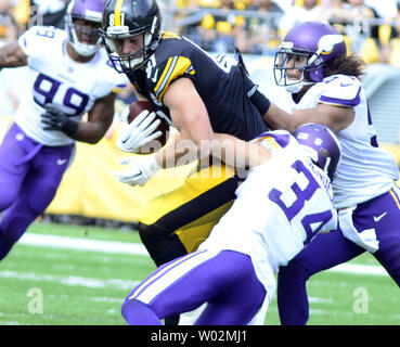 Minnesota Vikings forte sicurezza Sendejo Andrew (34) smette di Pittsburgh Steelers stretto fine Jesse James (81) dopo un cantiere di otto ricevimento nel quarto trimestre del Steelers 26-9 vincere contro il Minnesota Vikings a Heinz Field il 17 settembre 2017 a Pittsburgh. Foto di Archie Carpenter/UPI Foto Stock