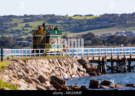 L'iconico cavallo carrello tra Victor Harbor e granite island utilizzando la Causeway in Sud Australia il 26 giugno 2019 Foto Stock