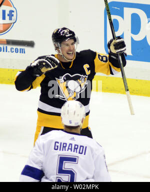 Pittsburgh Penguins center Sidney Crosby (87) celebra il suo potere giocare obiettivo come Tampa Bay Lightning defenceman Dan Girardi (5) guarda nel primo periodo a PPG vernici Arena di Pittsburgh il 25 novembre 2017. Foto di Archie Carpenter/UPI Foto Stock