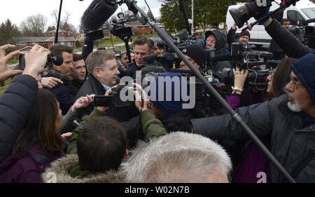 Rick Saccone, candidato repubblicano, arriva a Mt. Vernon Chiesa Presbiteriana in Mckeesport, Pennsylvania per gettare il suo scrutinio per il diciottesimo distretto congressuale elezione speciale il 13 marzo 2018. Saccone è alla ricerca di una vittoria sul candidato democratico Conor agnello nella speciale di elezione per il posto lasciato libero da rappresentante Tim Murphy. Foto di Archie Carpenter/UPI Foto Stock