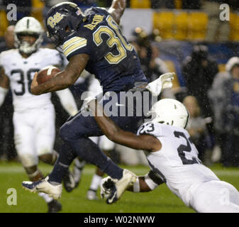 Pittsburgh Panthers running back Qadree Ollison (30) salta fuori della comprensione della Penn State Nittany Lions Ayron sicurezza Monroe (23) e punteggi a 13 yard touchdown nel trimestre a Heinz Field Su settembre 8, 2018. Foto di Archie Carpenter/UPI Foto Stock