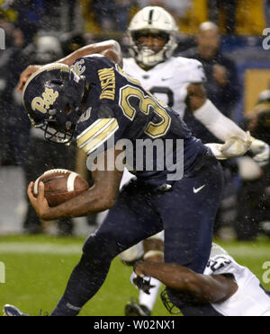 Pittsburgh Panthers running back Qadree Ollison (30) salta fuori della comprensione della Penn State Nittany Lions Ayron sicurezza Monroe (23) e punteggi a 13 yard touchdown nel trimestre a Heinz Field Su settembre 8, 2018. Foto di Archie Carpenter/UPI Foto Stock