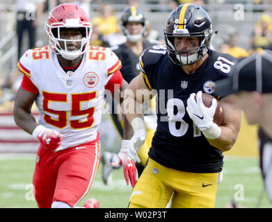 Pittsburgh Steelers stretto fine Jesse James (81) Catture e corre per un guadagno di 46 metri nel quarto trimestre i capi 42-37 vincere contro Pittsburgh Steelers a Pittsburgh il 16 settembre 2018. Foto di Archie Carpenter/UPI Foto Stock