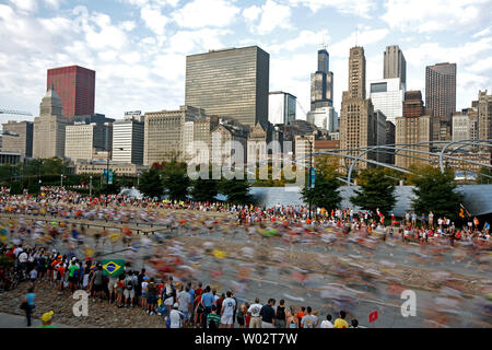 Guide di scorrimento a competere nel LaSalle Bank Maratona di Chicago a Chicago il 7 ottobre 2007. (UPI foto/Brian Kersey) Foto Stock