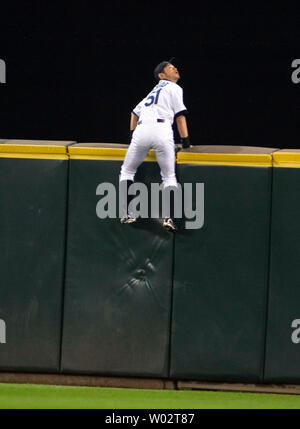 Seattle Mariners center fielder Ichiro Suzuki si arrampica la parete come egli orologi Tampa Bay Devil Rays' Carlos Pena assolo-home run nel quarto inning al Safeco Field di Seattle il 16 settembre 2007. (UPI foto/Jim Bryant) Foto Stock