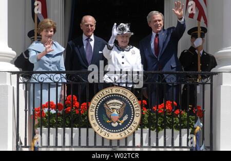 Da sinistra a destra, First Lady Laura Bush e del Principe Filippo , Duca di Edimburgo, la Gran Bretagna è la Regina Elisabetta II e U.S. Il Presidente George W Bush wave dal Truman balcone della Casa Bianca in seguito ad una cerimonia di arrivo, a Washington il 7 maggio 2007. La regina è nella tappa finale della sua sei giorni di visita in America. (UPI foto/Kevin Dietsch) Foto Stock