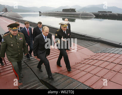 (L-R) gen. Nikolay Abroskin, capo della speciale costruzione federale agenzia, Primo Vice Primo Ministro Sergei Ivanov, ministro della Difesa Anatoly Serdyukov, il Presidente Vladimir Putin e la flotta russa del Pacifico Comandante Viktor Fyodorov a piedi durante una visita al sottomarino Vilyuchinsk base in corrispondenza della penisola di Kamchatka in estremo oriente russo il 5 settembre 2007. (UPI foto/Anatoli Zhdanov) Foto Stock