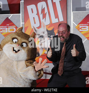 Attore Mark Walton (R), che esprime il carattere Rhino nel film animato "Vite", ottiene giocoso con il suo carattere durante la premiere del film al El Capitan Theater di Hollywood sezione di Los Angeles il 17 novembre 2008. (UPI foto/Jim Ruymen) Foto Stock