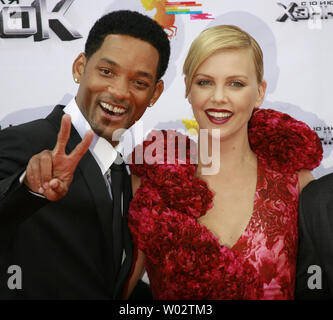 Attore Will Smith (L) e attrice Charlize Theron arriva per la apertura della mosca Film festival dove si stanno promuovendo i loro film 'Hancock" a Mosca il 19 giugno 2008. (UPI foto/Anatoli Zhdanov) Foto Stock