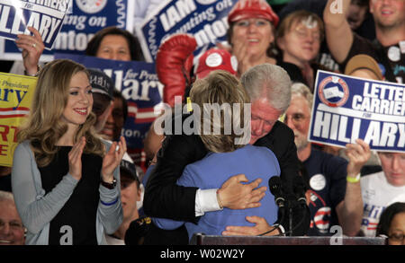 Elezioni presidenziali democratiche speranzoso il Sen. Hillary Clinton (D-NY), è abbracciato dal marito, l'ex Presidente Bill Clinton, come la loro figlia Chelsea guarda ad un primario Indiana festa notturna di Indianapolis il 6 maggio 2008. (UPI foto/Mark Cowan) Foto Stock